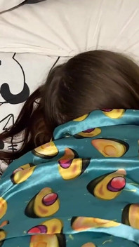 Nevlastní dcera byla připravena na noční návštěvu svého nevlastního otce. Skutečný amatérský domácí sex
