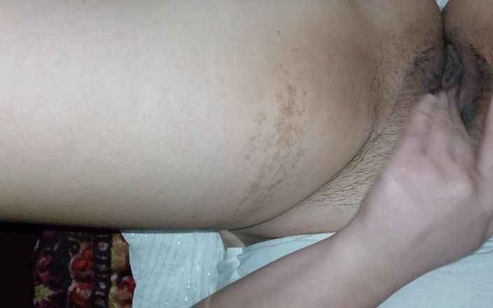 Lesbian-candys: Ми гаряче мастурбуємо наші мокрі волохаті пизди разом у відео від першої особи