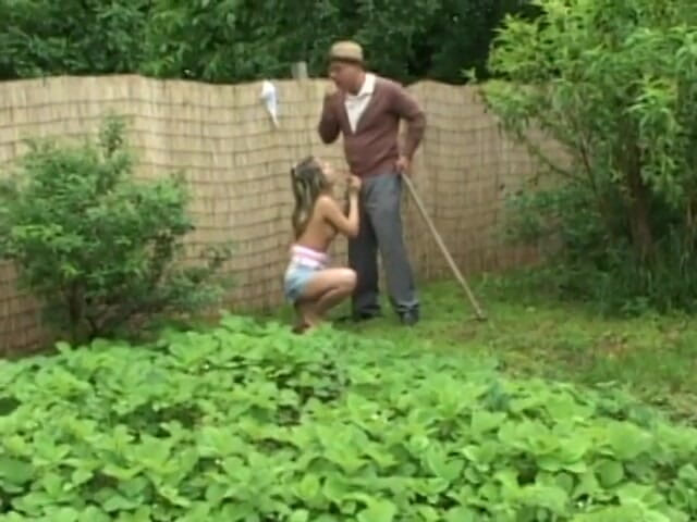 Cumming Soon: Un vieux coquin se fait sucer la bite par une...
