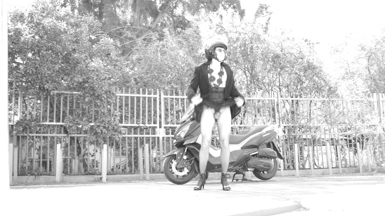 Voyager: Podczas jazdy jej spódnica podnosi się i odsłania swojego małego...