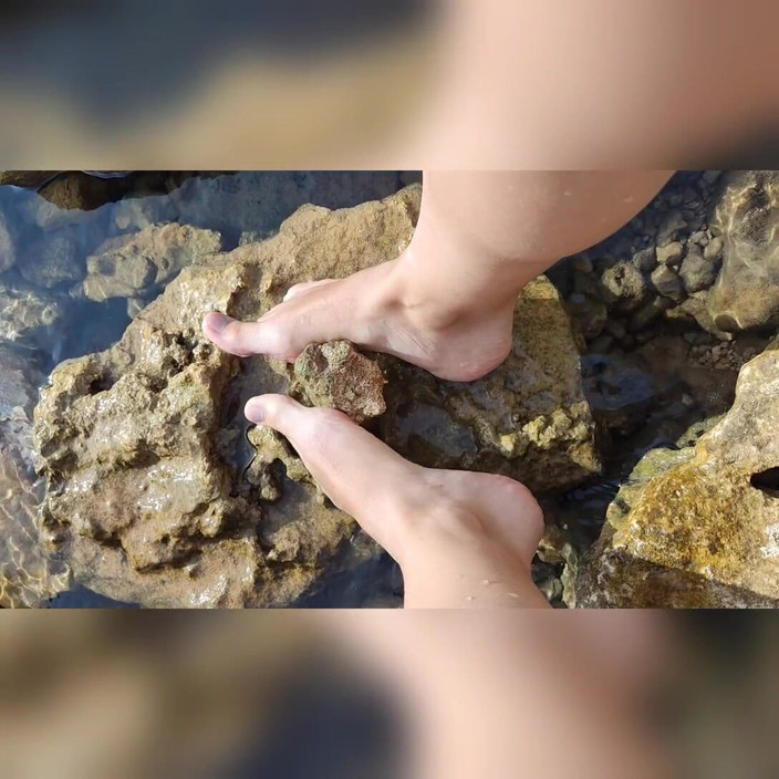 Hairy couple: Footjob trên biển
