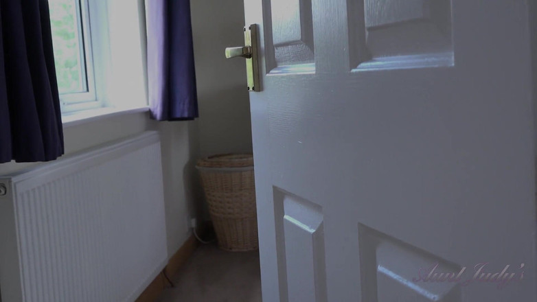 Aunt Judy's: Auntjudys - Proprietara ta matură țâțoasă Doamna Red te prinde urmărind-o schimbându-se