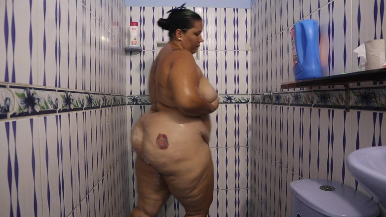 Lexly_16: Gordinha toma banho e mostra toda sua buceta e peitos...