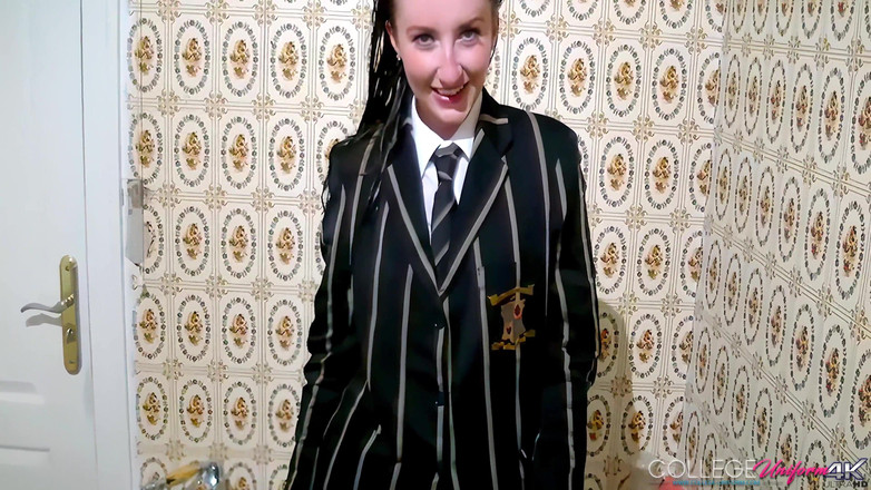 College Uniform: Sophia Smith'in yer aldığı banyoda