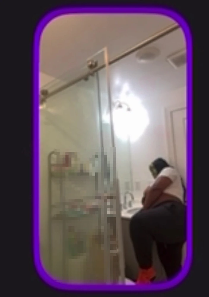 Anye Meshell: Mmmm dessa stygga män tittar på mig på ett videosamtal