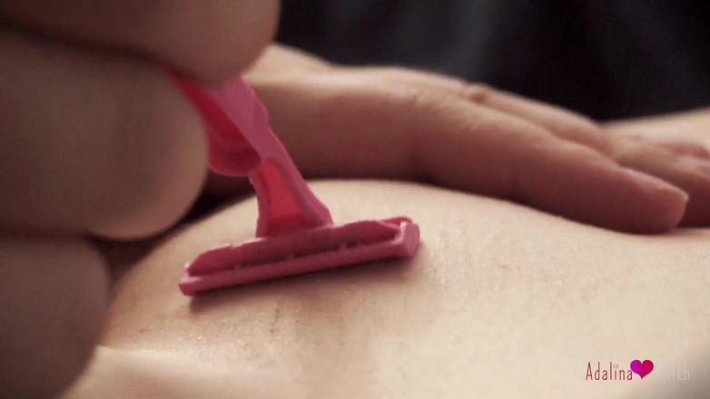 Adalina Smith: Slow-motion romantisch poesje scheren en aanraken