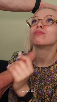 我男朋友差点听到我流口水的声音！我和同事激烈地操了一会儿，那家伙还在电话里