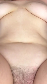 Chlupatá MILFka má vylízanou a vyprstěnou kundičku, jezdí cowgirl POV, špinavé kapající creampie