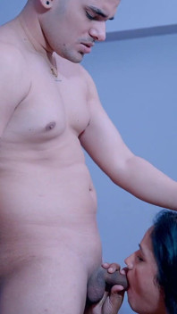 Desi Bhabhi Opgewonden Voor De Hardcore Pijpbeurt in De Privékamer