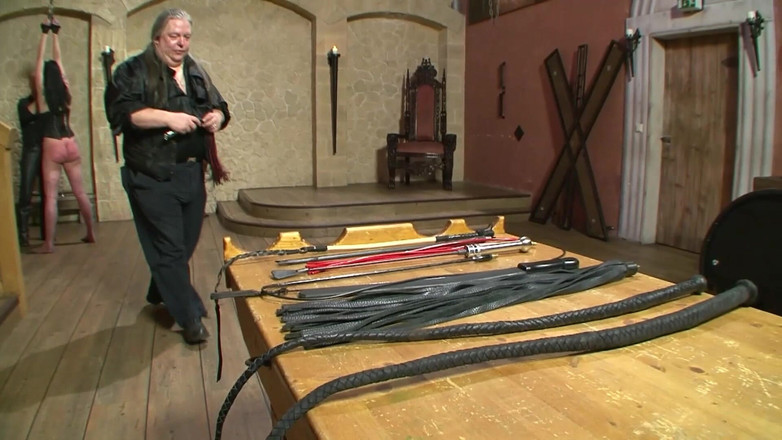 BDSM Deutschland: Ateşli bdsm seks kölesi kızlar bağlıyken anal ve kırbaçlanıyor