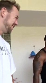 Trio interracial pour une pute blanche et sensuelle