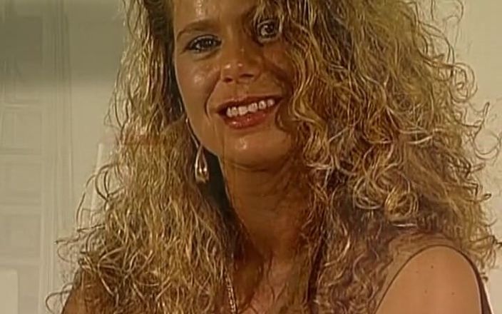German's MILF: Une MILF allemande au corps parfait montre ses seins