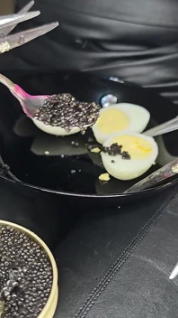 Eu como o Caviar preto, brinco com unhas de salto extremamente longas e te humilho