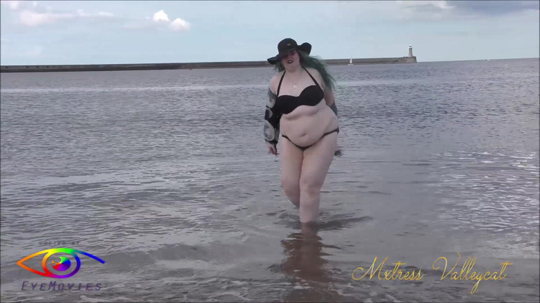 Mxtress Valleycat: Out at sea
