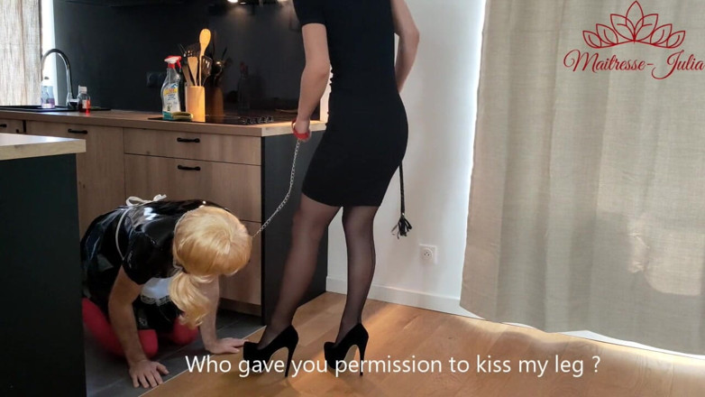 DeesseJulia: Maitresse Julia šuká svou sissy Služku (Foot fetiš / Femdom)