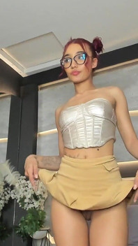 Ragazza Snella Con I Capelli Colorati Si Masturba E Vuole Essere Controllata