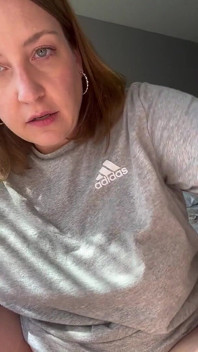 MiLF demo l'orgasmo clitoride con il guanto in lattice