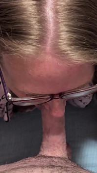 Knubbig blond milf fortsätter att suga när jag börjar komma ner i halsen! Hon dränerar varje sista droppe i munnen!