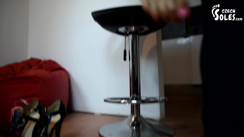 Czech Soles - foot fetish content: 被两个妓女殴打，羞辱和踩踏