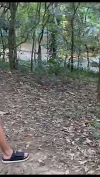La ragazza birichina mi ha portato a fare una passeggiata e alla fine ci siamo spogliati nel parco