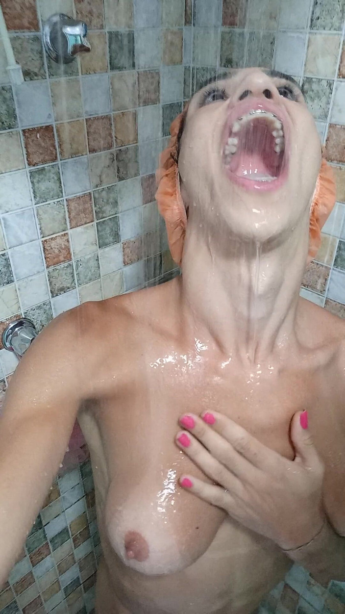 Paloma Veiga: Paloma Veiga享受坐在马桶上