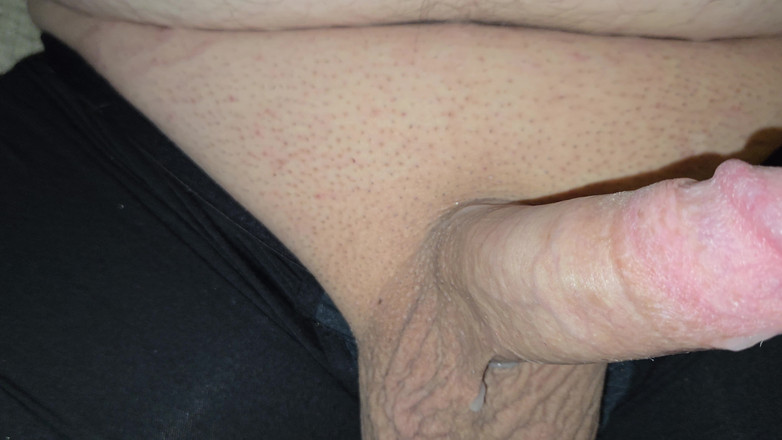 AssPlayLove: Angezogener schwanz wird gestreichelt