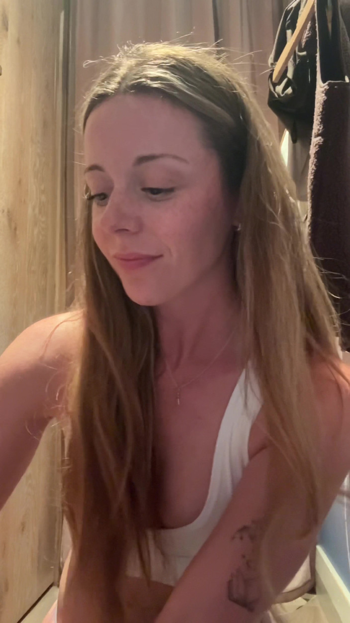 Nadia Foxx: Aritzia odzież try-on orgazm