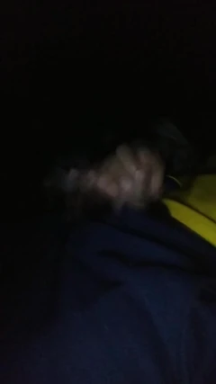 O menino sente muito quente na poltrona