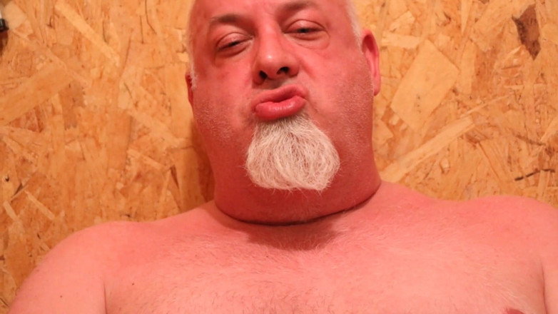 beardaddychub: Orso si masturba nel camerino e quasi viene beccato