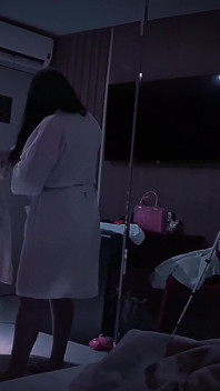 Unartige Trans lutscht ihren Mann mit tiefem Hals und seine Frau lutscht zusammen mit dem Schwanz des Passiven im Menage!