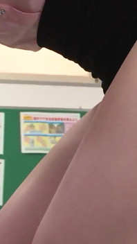 그녀의 완벽한 아름다운 팬티 스타킹 다리와 발로 자지를 자극하는 쪼이는 치마 교사! 1부