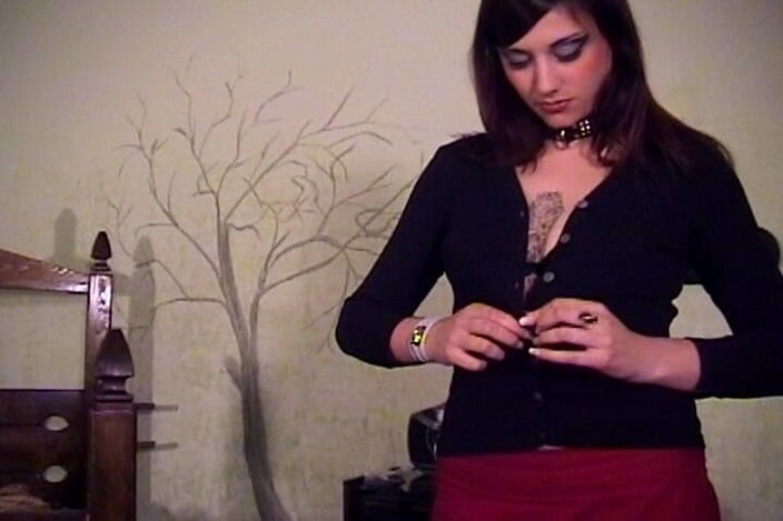 NM fetish femdom videos by Princess Nikki Cruel: Sexy Potetovaná MILFka dostane výprask všude