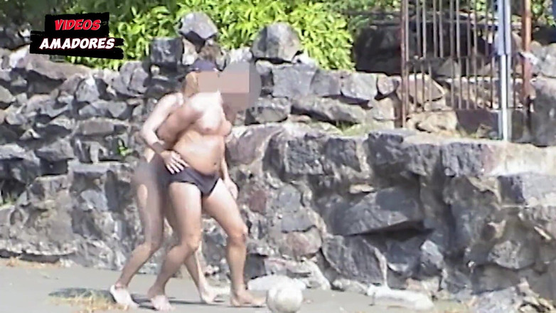 Amateurs videos: Hot Girls Take off Their Clothes on a Deserted Beach