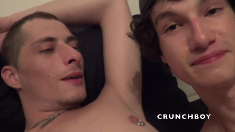 Kinky Bareback Boys: Sltu arkadaşının seks kaseti tarafından dölleniyor ev yapımı