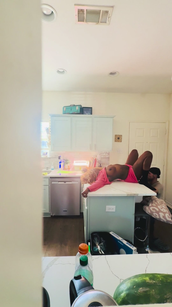 White chocolate: 継息子は黒檀の豊満な母親が白人の隣人とセックスしているのを見つけた。