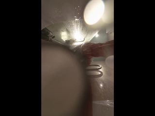 Emma Alex: Webbkamera under styvsystrar bad. Våt fitta efter sex med pojkvän