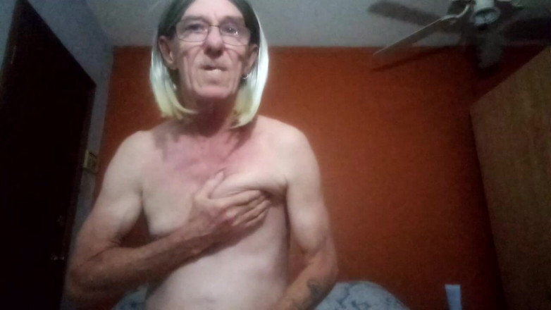 loveitall123499: Gioco con il mio dildo scopando e succhiando