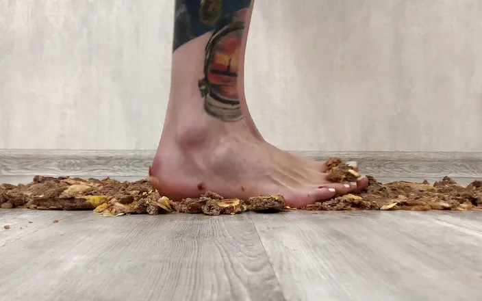 Footmodel Valery: Tattooed girl crushing Royl burgers