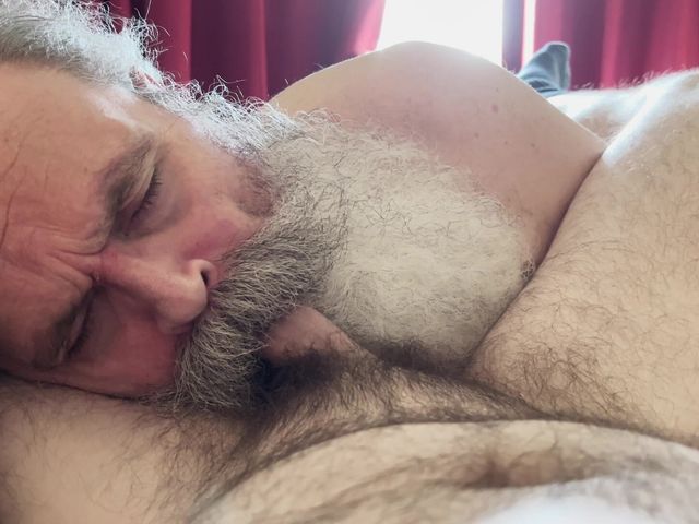 Big Bearded Daddy Sucks Cub Cock (FuzzyBeardBoy)