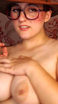 Doğal kovboy kız striptiz yapıyor ve dans ediyor