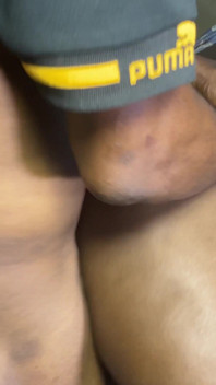 männliche masseuse macht massage zum hardcore-fick - klient wird auf dem tisch vollgespritzt