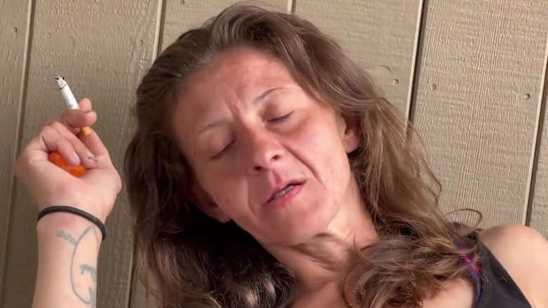 J13D75: 每个人最喜欢的阿姨在门廊上抽烟和玩弄她的阴户。