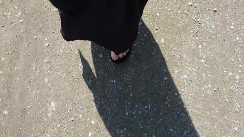 Footfetish: All'aperto con caftan nero e scalzi con Birkenstocks neri