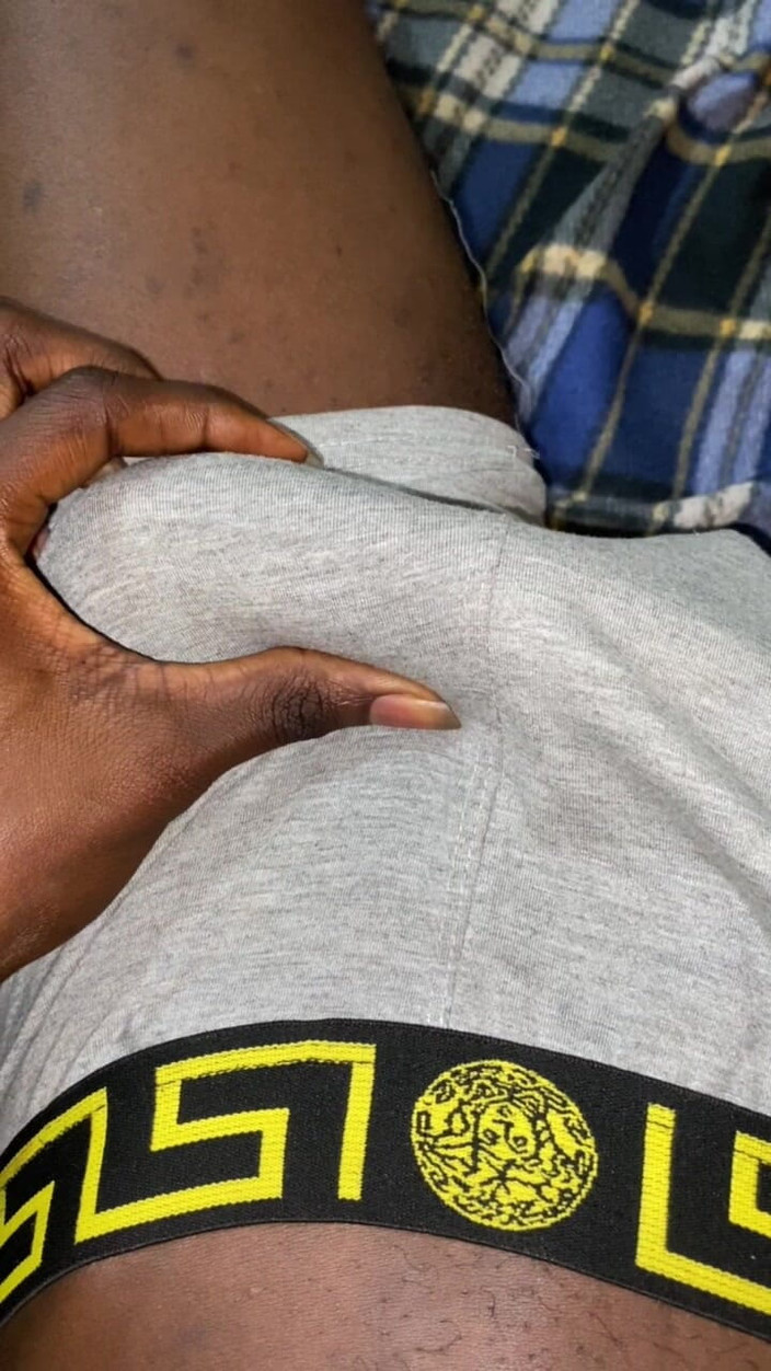 Slimniqqa: Me atraparon acariciando mi gran polla negra