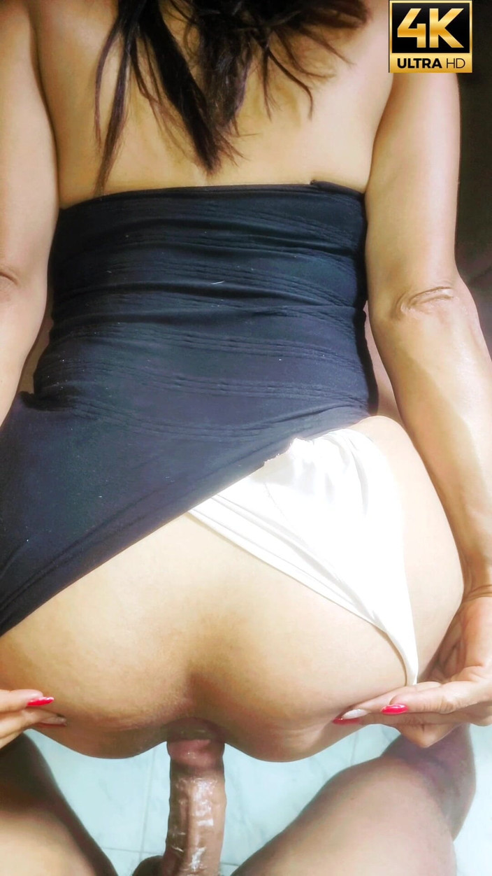 anal_queen_amateur: Briser les plis de cette brune qui adore la bite...