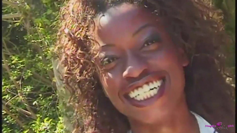 Naughty Black Girls: Super hezká černá holka dostane poinded misionářský styl venku Celý den...