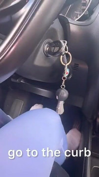 爱人用脚踩着车踏板玩
