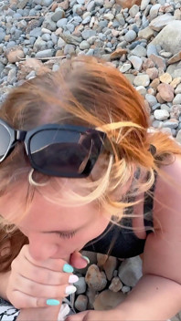 Chiar pe plajă! Oral în gât adânc în aer liber, extrem