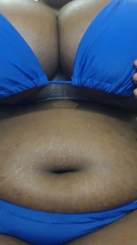 Éjaculation entre mes seins géants