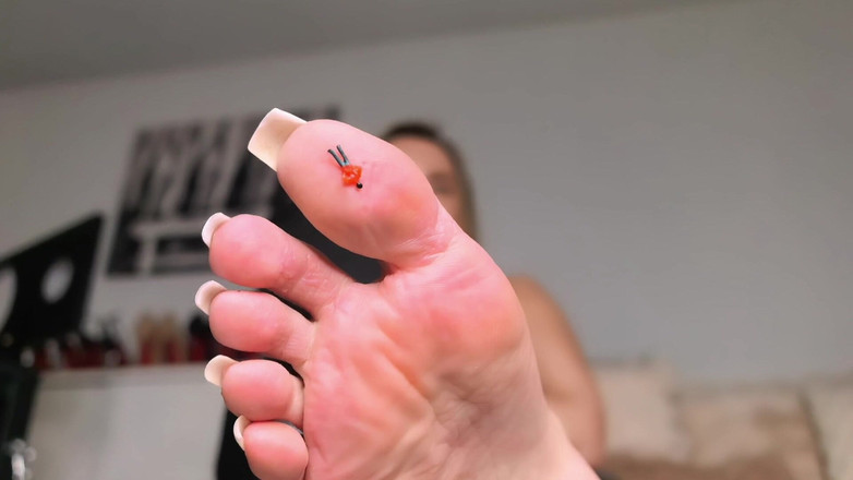 Goddess Lena: Pequena vítima sob meu dedo do pé